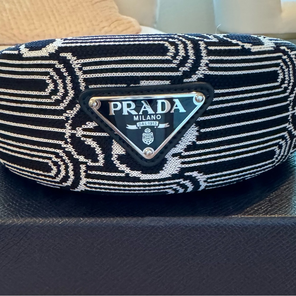 Prada Maglia Jacquard Nero & Blanco padded headband🖤add Italian sophistication 🖤 - Picture 8 of 15